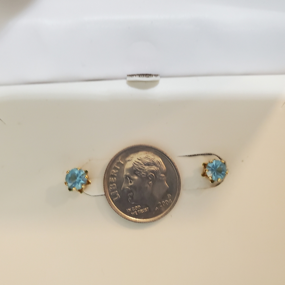 Stud earrings light blue crystal stones